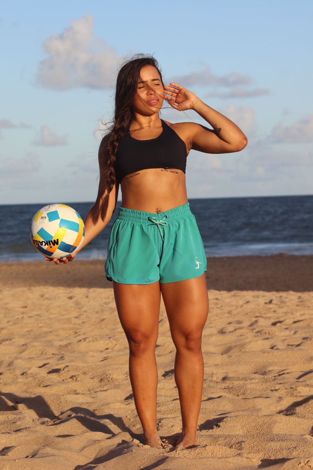 Vivian Vics sorrindo em um estúdio fitness